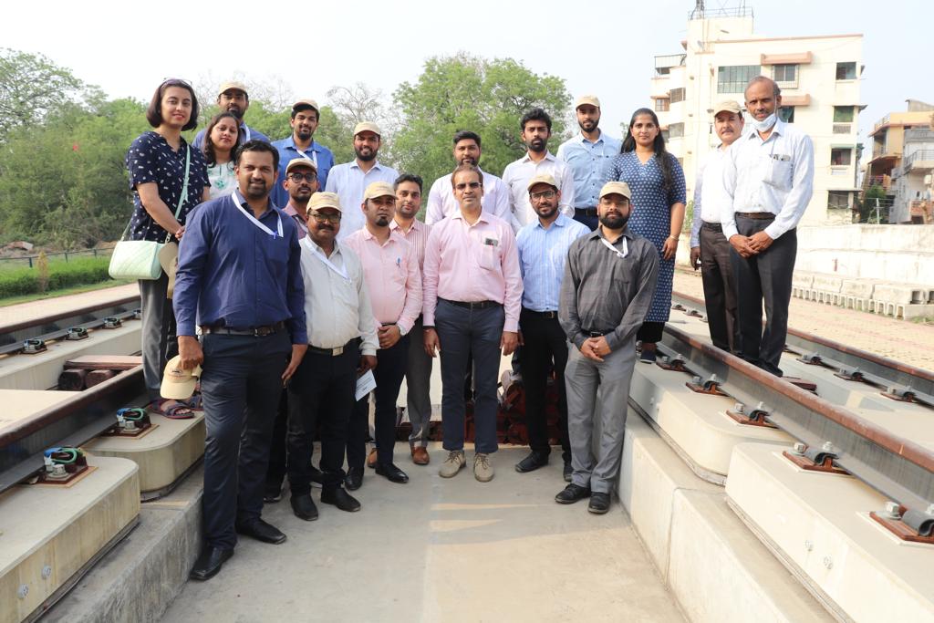 NHSRCLના મેનેજિંગ ડિરેક્ટરે ડિરેક્ટરો અને વરિષ્ઠ અધિકારીઓ સાથે મળીને 2 જાન્યુઆરી 2025ના રોજ NHSRCL પરિવારને નવવર્ષની હાર્દિક શુભેચ્છાઓ પાઠવી